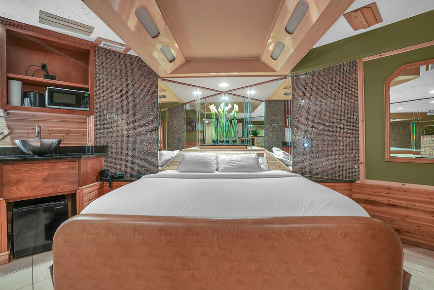 More Photos Of 16W621 S Frontage Rd, Willowbrook Hotel For Sale