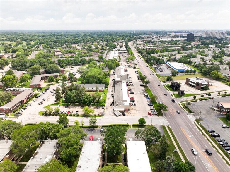 More Photos Of 2202-2230 W Algonquin Rd, Rolling Meadows General Retail For Sale