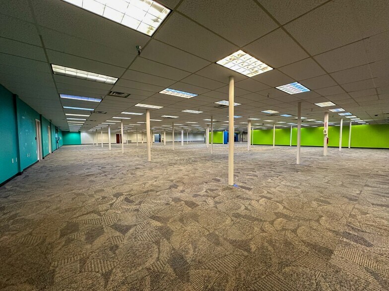 More Photos Of 806 Willowcreek Dr, Jacksonville Warehouse For Lease