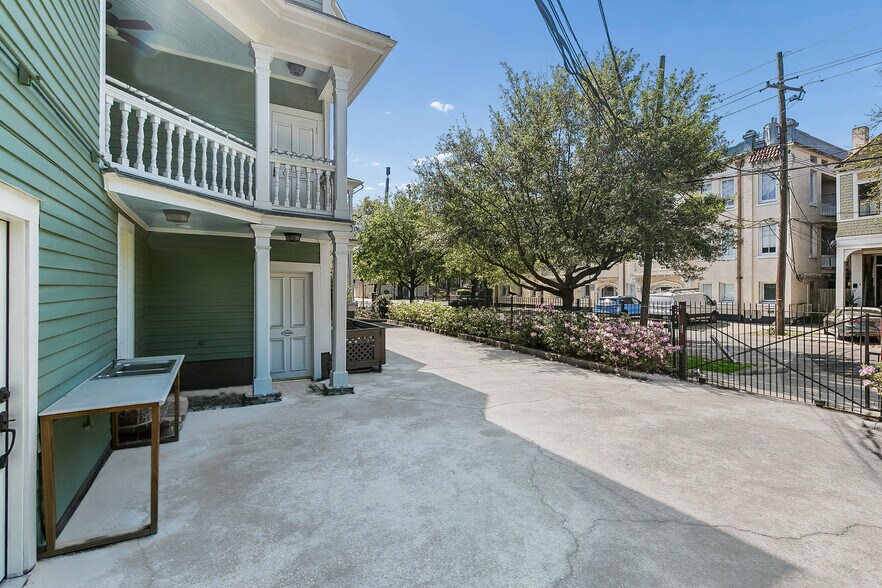 More Photos Of 2727 Saint Charles Ave, New Orleans General Retail For Sale