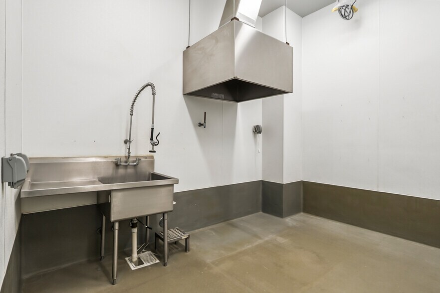 More Photos Of 295 W Lundgren Mill Dr, Sisters Food Processing For Lease