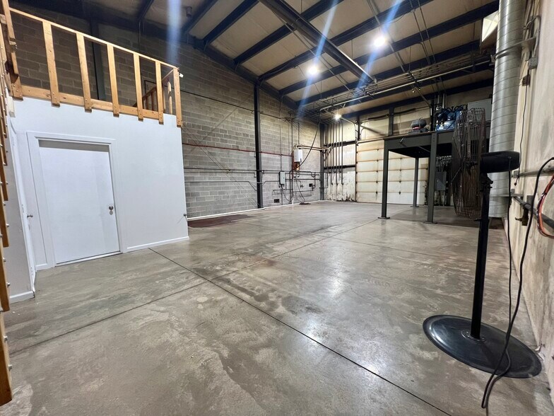 More Photos Of 33549 E Royalton Rd, Columbia Station Light Manufacturing For Sale