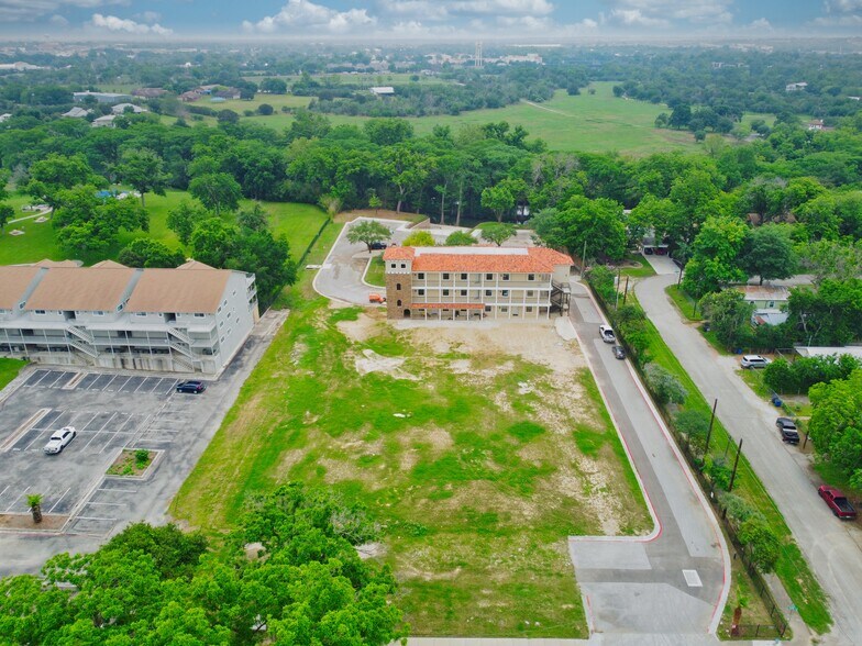 More Photos Of 640 E Mather St, New Braunfels Apartments For Sale