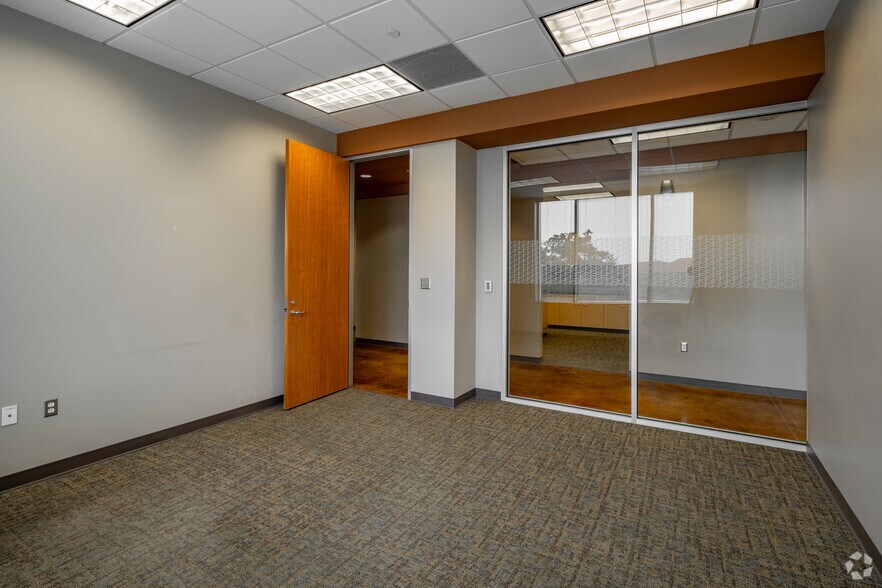 More Photos Of 18615 Tuscany Stone, San Antonio Office For Lease