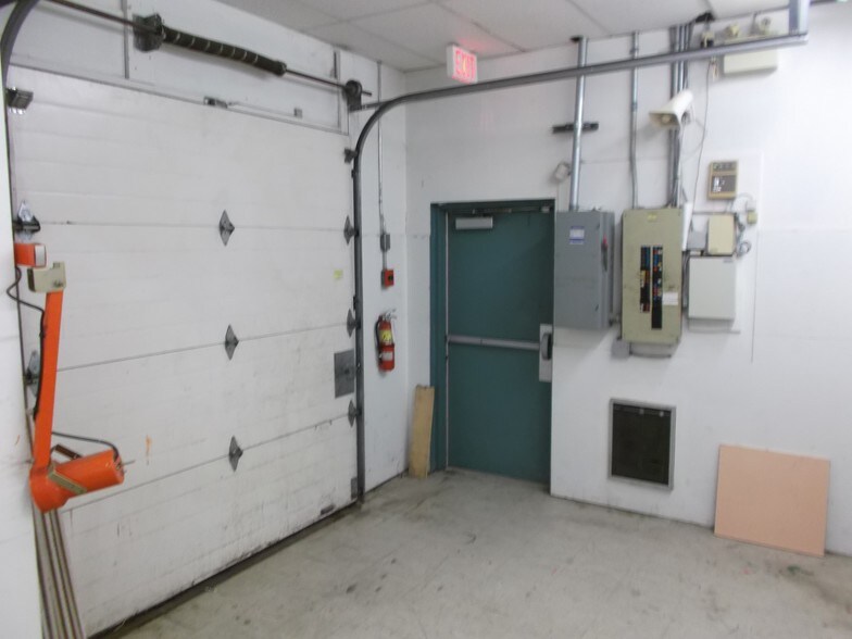 More Photos Of 735 Wonderland Rd N, London Freestanding For Lease