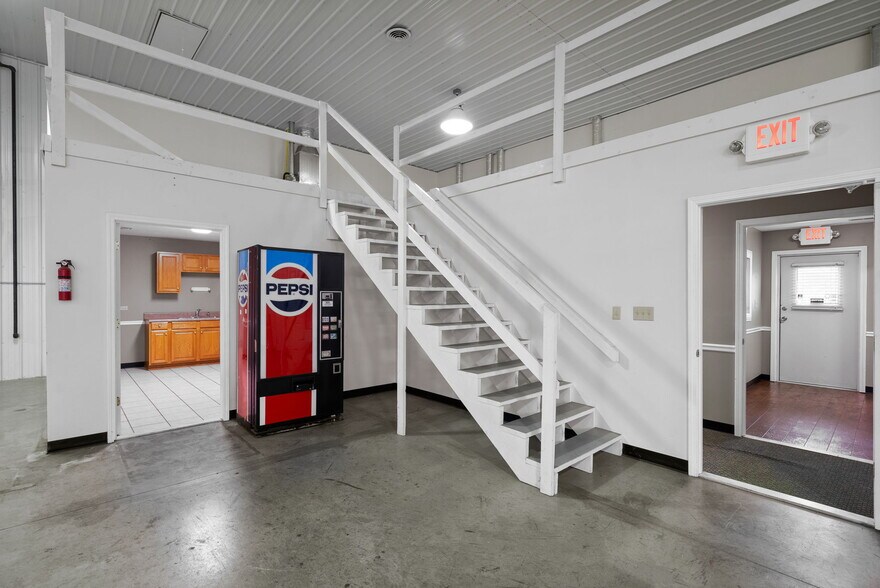 More Photos Of 1799 Alpine Dr, Clarksville Warehouse For Lease