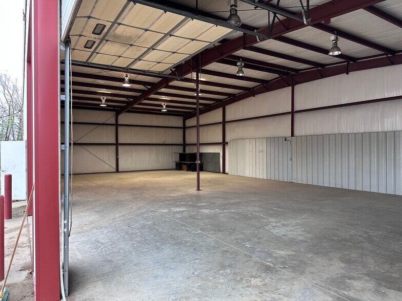 More Photos Of 28677 Amah Pkwy, Claremore Manufacturing For Lease
