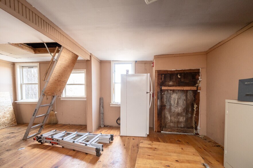 More Photos Of 57 N Front St, Kingston Storefront Retail Residential For Sale