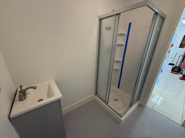 More Photos Of 5914 Cullen Blvd, Houston General Retail For Sale