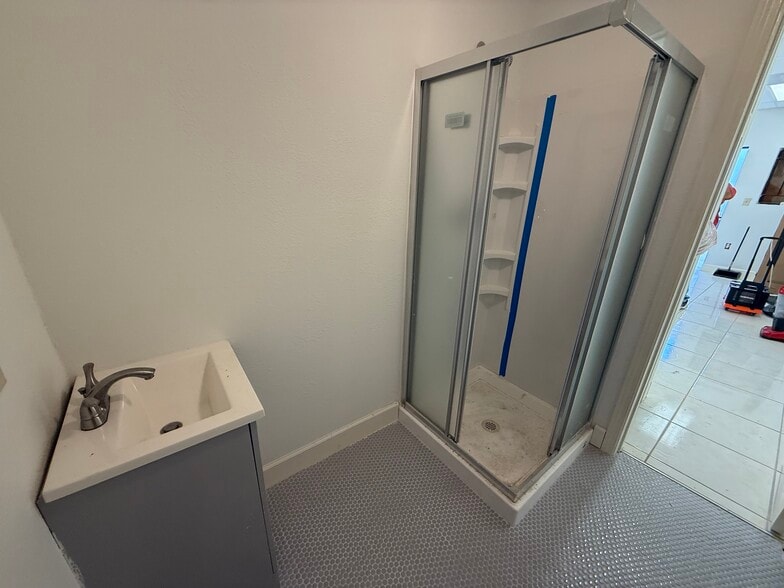 More Photos Of 5914 Cullen Blvd, Houston Storefront For Sale