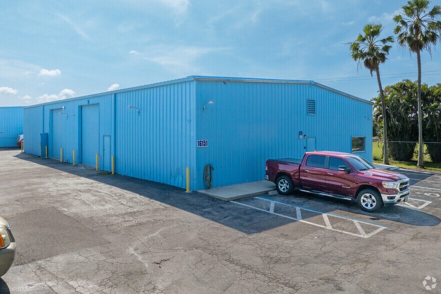 More Photos Of 16151-16171 Pine Ridge Rd, Fort Myers Warehouse For Lease
