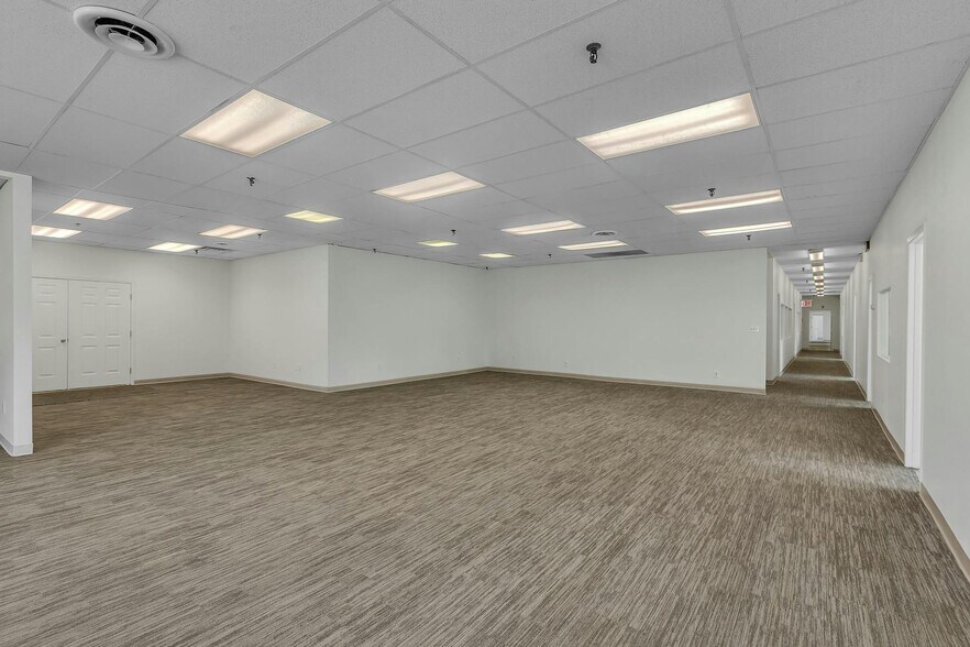 More Photos Of 45 Ranick Rd, Hauppauge Warehouse For Lease