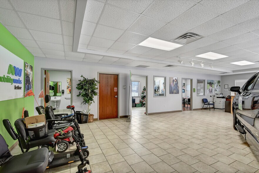 More Photos Of 844 Ontario Rd, Green Bay Showroom For Sale