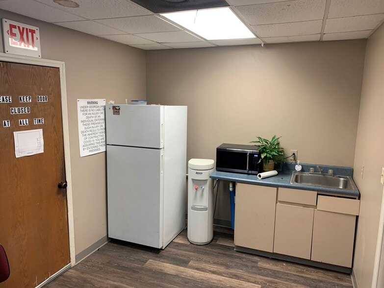 More Photos Of 3575 Trotter Dr, Alpharetta Warehouse For Lease