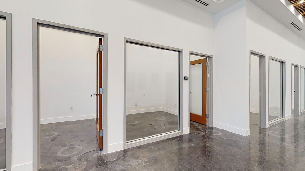 More Photos Of 5325 Topanga Canyon Blvd, Woodland Hills Office Residential For Lease