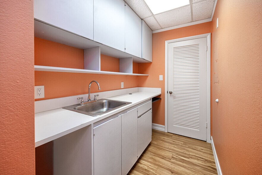 More Photos Of 6449 38th Ave, Saint Petersburg Medical For Lease