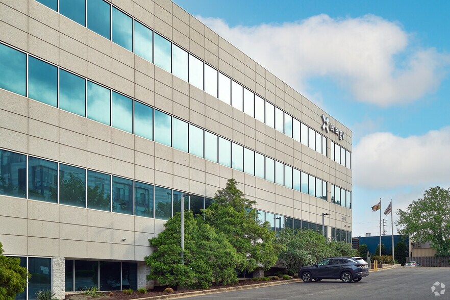 More Photos Of 801 Thompson Ave, Rockville Office For Lease