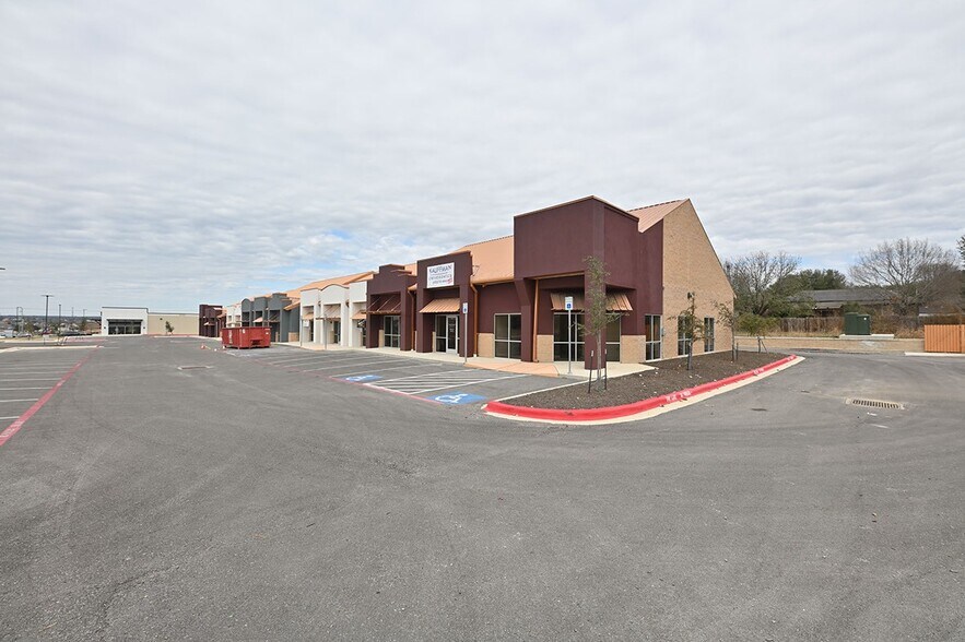 More Photos Of 2009 S Walnut Ave, New Braunfels Storefront For Lease