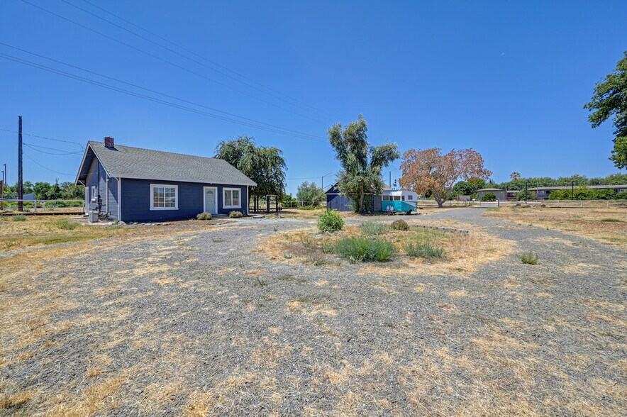 More Photos Of 19435 East St, Woodland Specialty For Sale