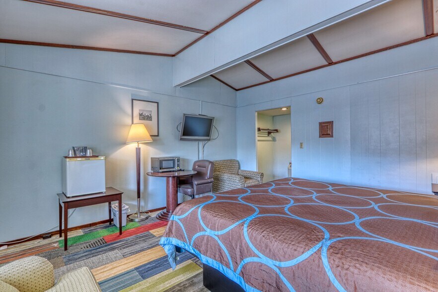 More Photos Of 726 S Highway 35, Saint Croix Falls Hotel For Sale