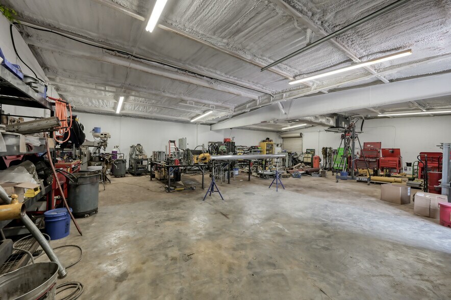 More Photos Of 508 Bryant Rd, Conroe Manufacturing For Sale