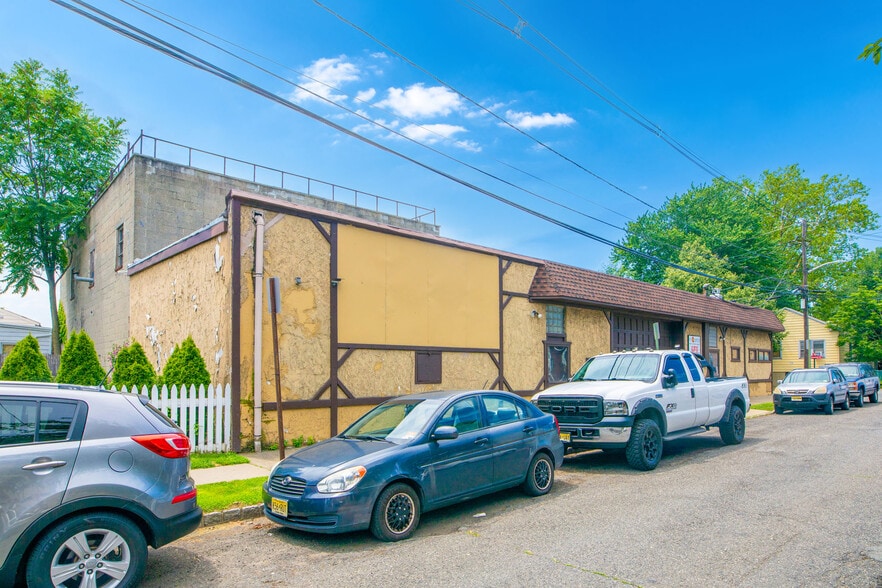 More Photos Of 40 Columbus St, Bloomfield Showroom For Sale