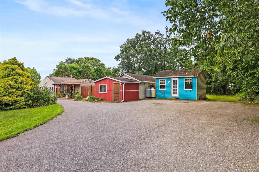 More Photos Of 333 Newcomer Rd, Windsor Veterinarian Kennel For Sale
