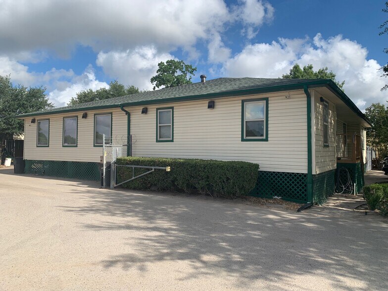 More Photos Of 12115 West Dr, Cypress Land For Lease