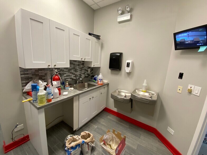 More Photos Of 5000 N Broadway St, Chicago Restaurant For Lease