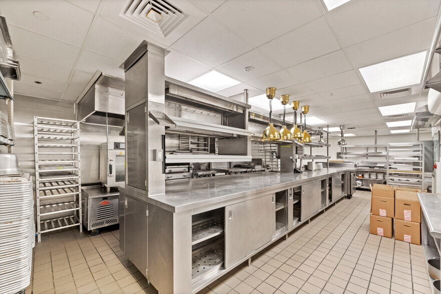 More Photos Of 650 N La Cienega Blvd, West Hollywood Restaurant For Lease