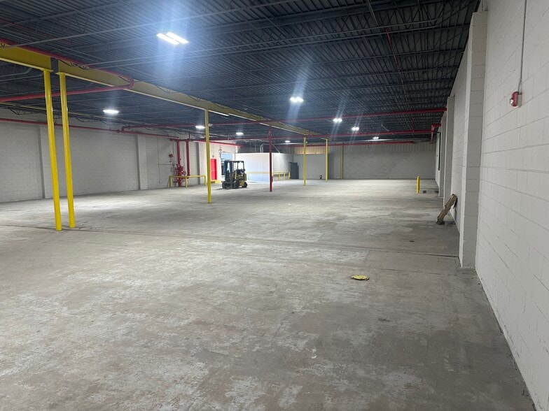 More Photos Of 63 Industrial Dr, Cartersville Manufacturing For Lease