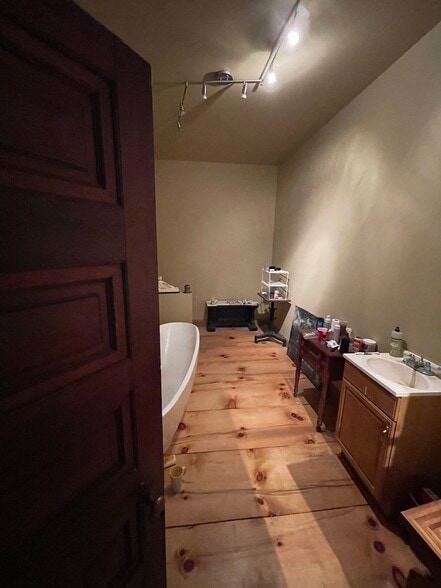 More Photos Of 102-103 Hicks Road Rd, Renfrew Flex For Sale