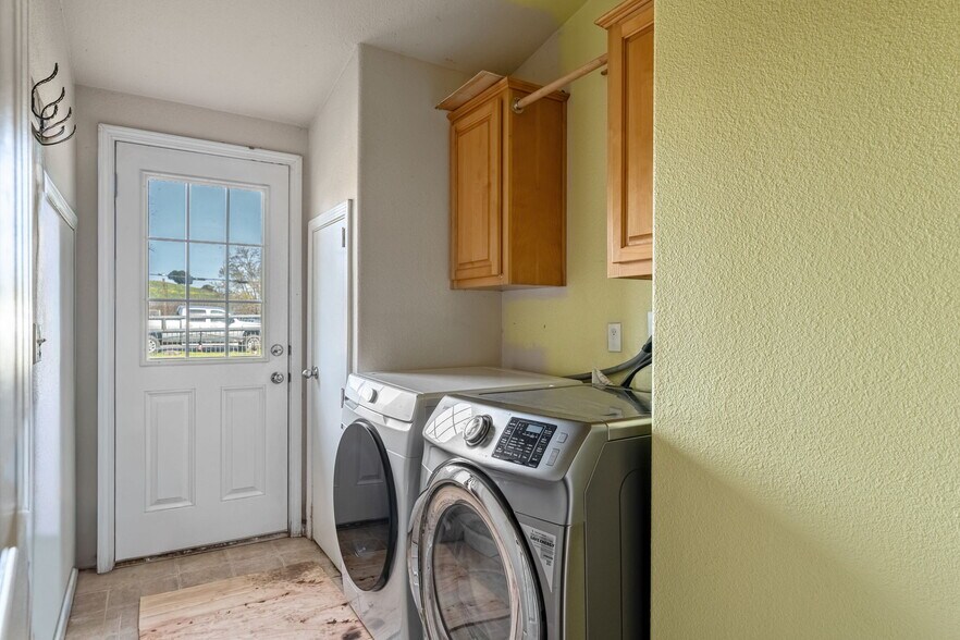 More Photos Of 3106 Golden Gate Dr, Napa Flex For Sale