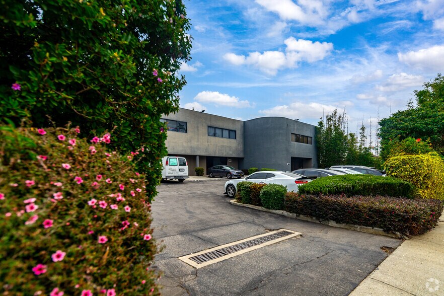 More Photos Of 1615-1633 Stanford St, Santa Monica Office For Lease