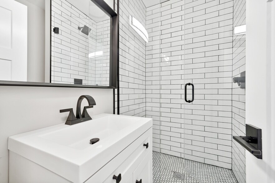 More Photos Of 2525 N Orchard St, Chicago Apartments For Sale