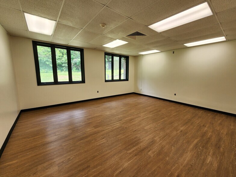 More Photos Of 2 Fisher Rd, Greenville Schools For Lease