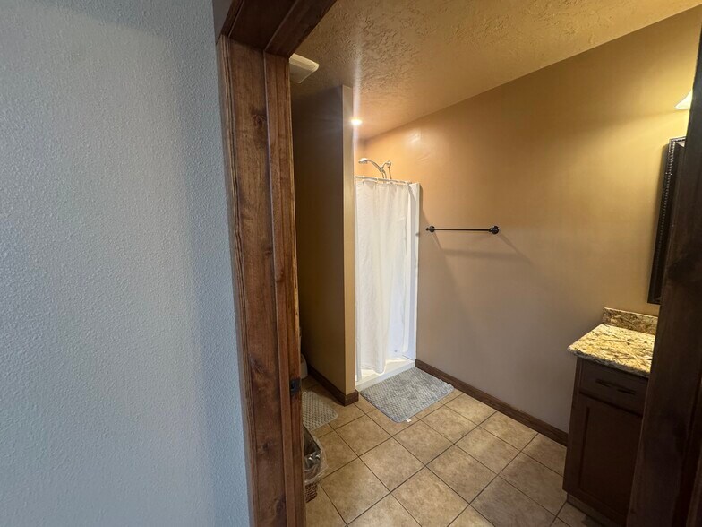 More Photos Of 13307 Western Oak Dr, Helotes Warehouse For Lease