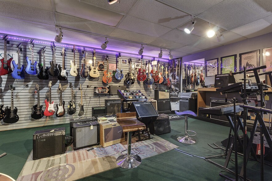 More Photos Of 1105 N Riverside Ave, Medford Freestanding For Sale