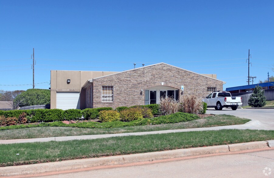 More Photos Of 821-825 Royal Way, Edmond Flex For Sale