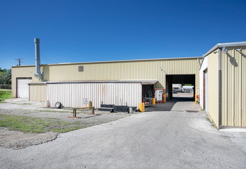 More Photos Of 6031 Fm 2767, Tyler Warehouse For Lease