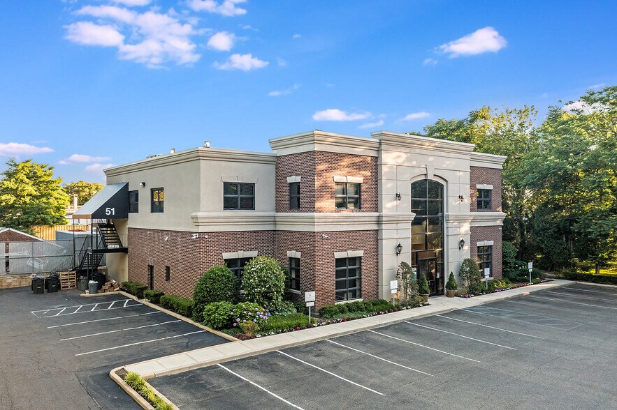 More Photos Of 51 Charles St, Mineola Office For Lease