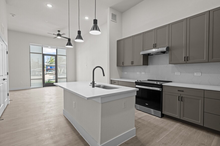 More Photos Of 760 Airport Blvd, Austin Apartments For Lease