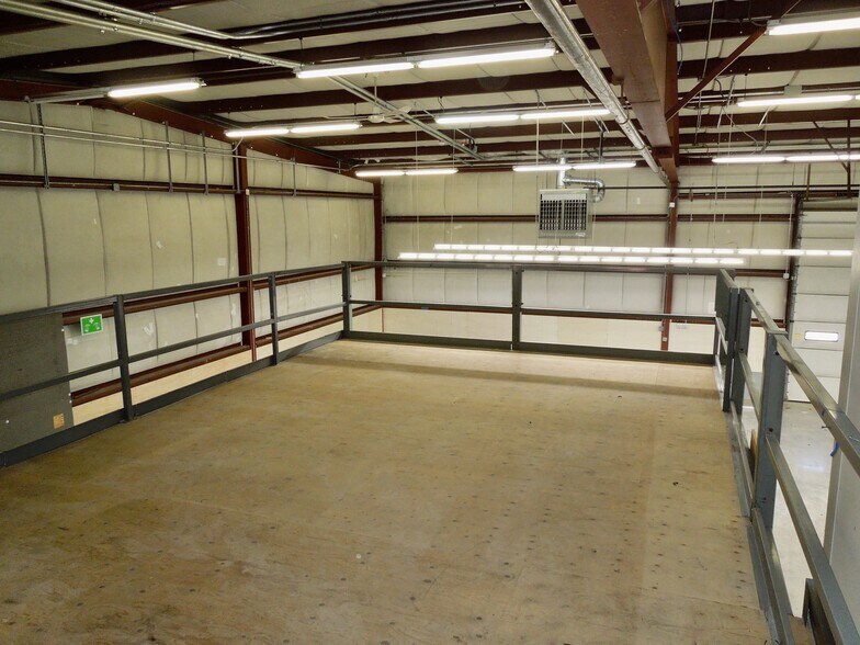 More Photos Of 62 Industrial Park Rd, Plymouth Warehouse For Lease