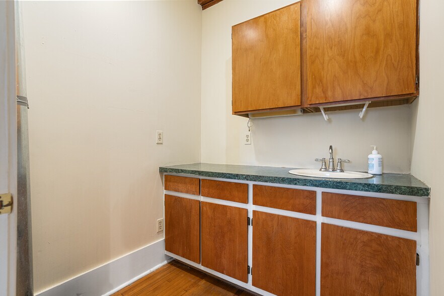 More Photos Of 2814 S Grand Blvd, Spokane Office For Lease