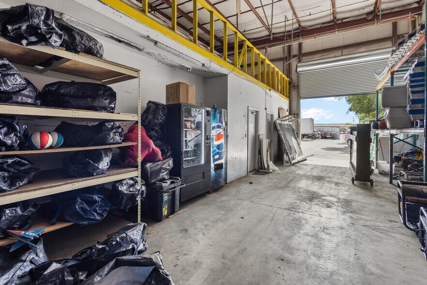 More Photos Of 13050 NW 43rd Ave, Opa Locka Warehouse For Lease