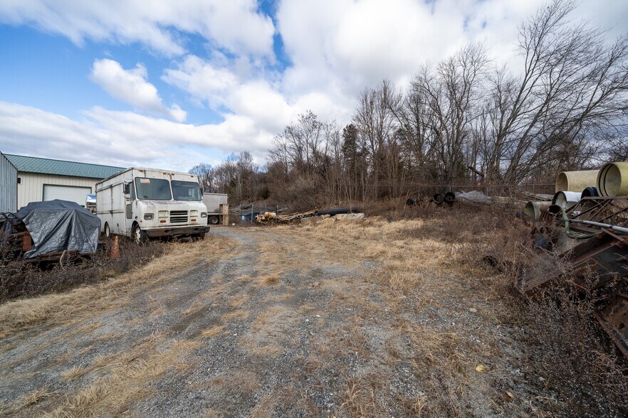 More Photos Of 10 Park Dr, Franklin Warehouse For Lease