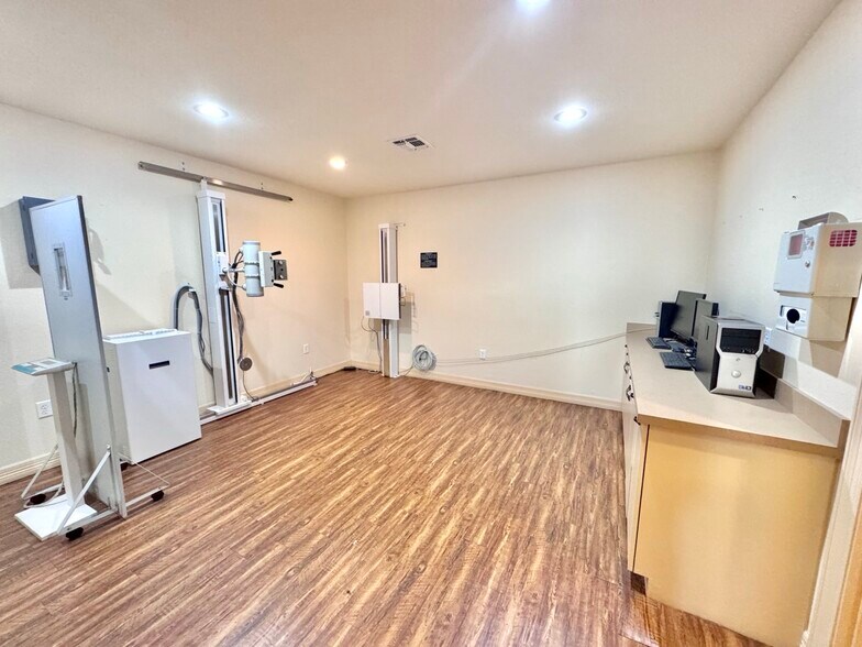 More Photos Of 101 S US Highway 75, Denison Medical For Lease