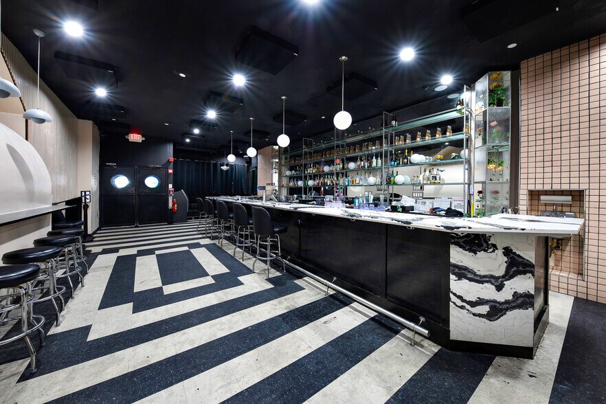 More Photos Of 990 Broadway, Brooklyn Bar For Lease