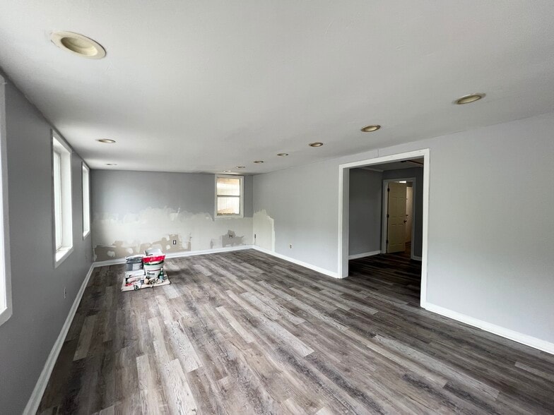 More Photos Of 444 North Ave, Hilton Restaurant For Lease