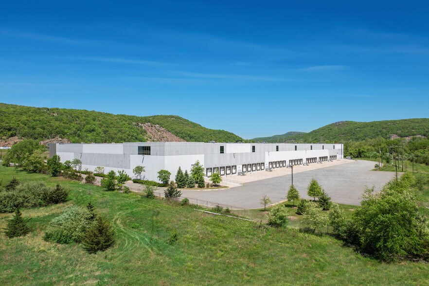 More Photos Of 100 Performance Dr, Mahwah Distribution For Lease